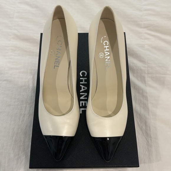 Chanel Pearl Heel Pumps - Picture 3 of 5